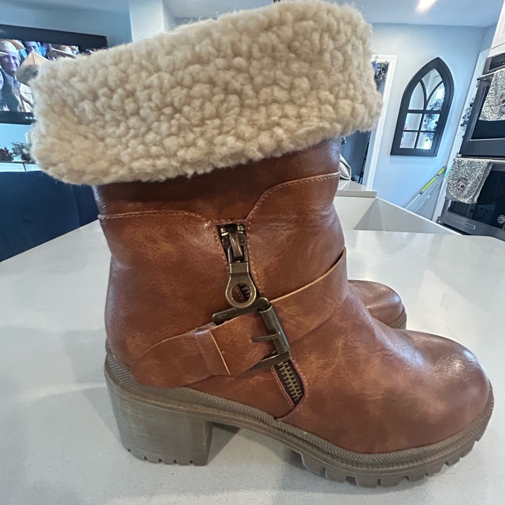 NWOB Emmshu Brown Faux Fur Lined Ankle Boots